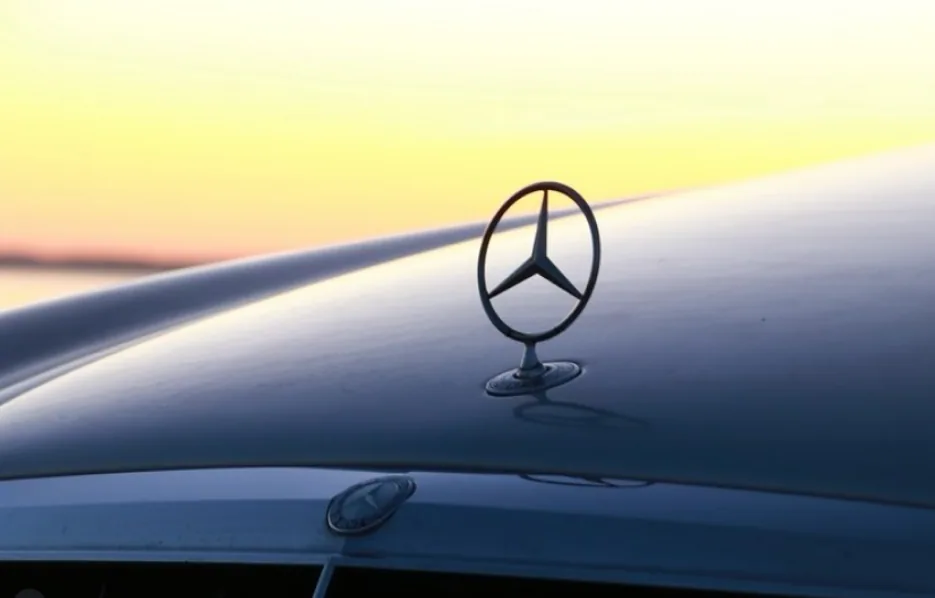 Solnedgangens lys på en Mercedes-stjerne